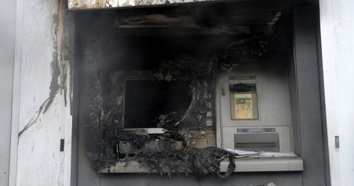 Εκρηκτικό μεροκάματο: Άλλη μία ανατίναξη ΑΤΜ – Προκλήθηκαν ζημιές στο γειτονικό κατάστημα